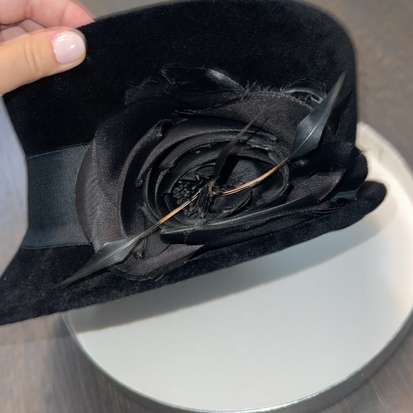 Philip Treacy Elegant Black Velvet Hat with Ribbon and Feather Detail - Picture 3 of 6